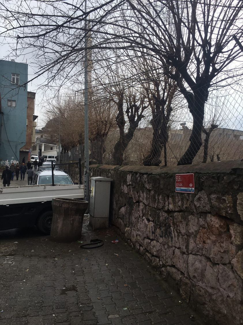 Siirt’Te Cami Ve Okul Arasındaki Türbe Uyuşturucu Yuvasına Döndü!