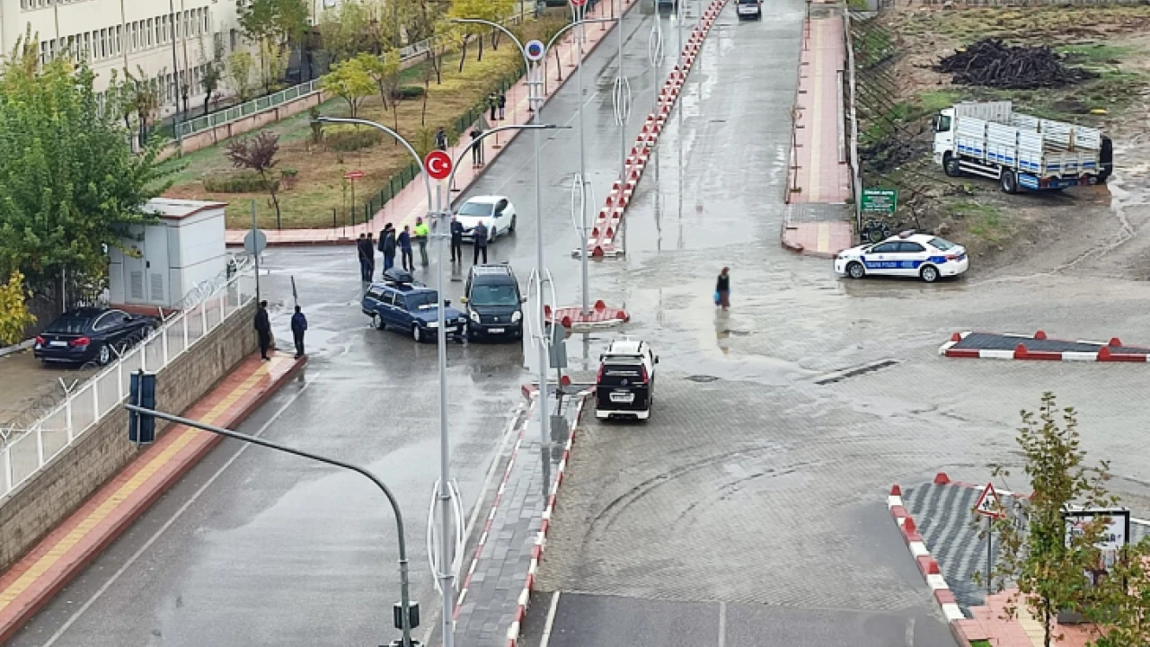 Siirt’Te İki Araç Çarpıştı!