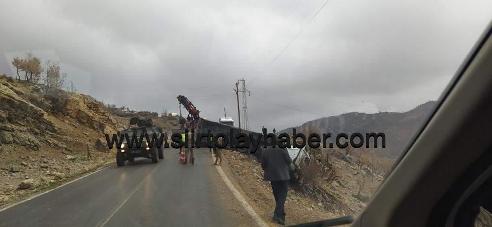 Siirt’Te Tir Şarampole Devrildi: Eruh-Şırnak Yolu Trafiğe Kapandı