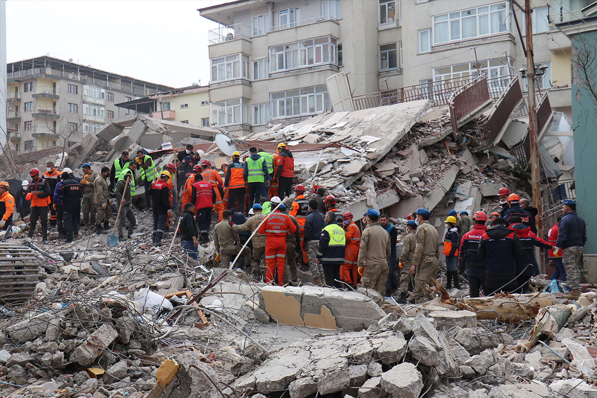 Malatya’Da Enkaz Altında Kalanları Arama Kurtarma Çalışmaları Sürüyor