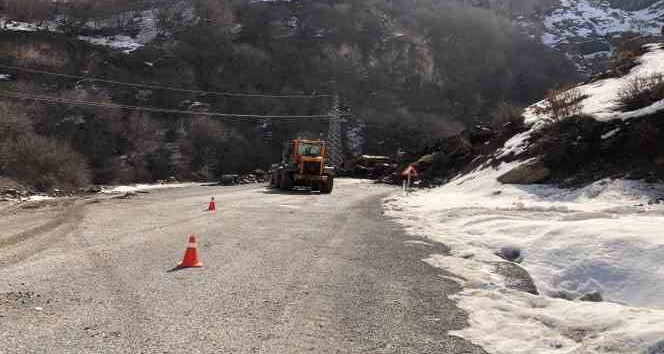 Beytüşşebap’Ta Dev Kaya Parçaları Yola Düştü, Ulaşım Aksadı