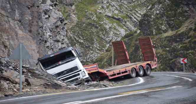 Beytüşşebap’Ta Virajı Alamayan Tır Yol Kenarına Savruldu