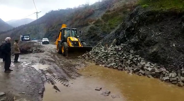 Siirt’Te Heyelan Nedeniyle Yol Kapandı