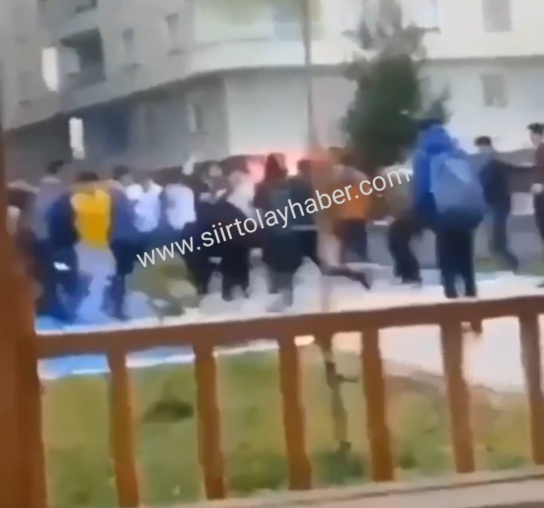 Siirt’Te Liselilerin Tekmeli, Yumruklu Kavgası Kamerada