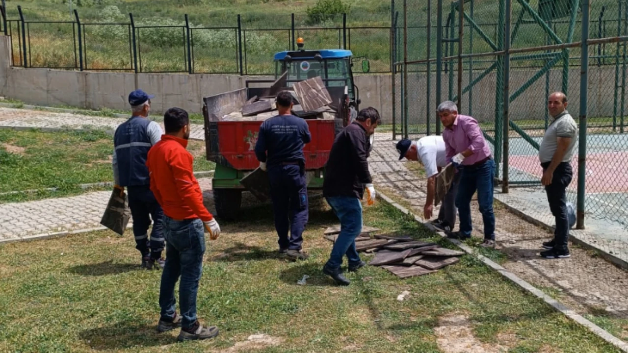 Siirt’Te Hayvanların Otlatıldığı  Çocuk Parkında Yoğun Çalışma Başlatıldı! Vatandaşlar Belediyeye Teşekkür Etti