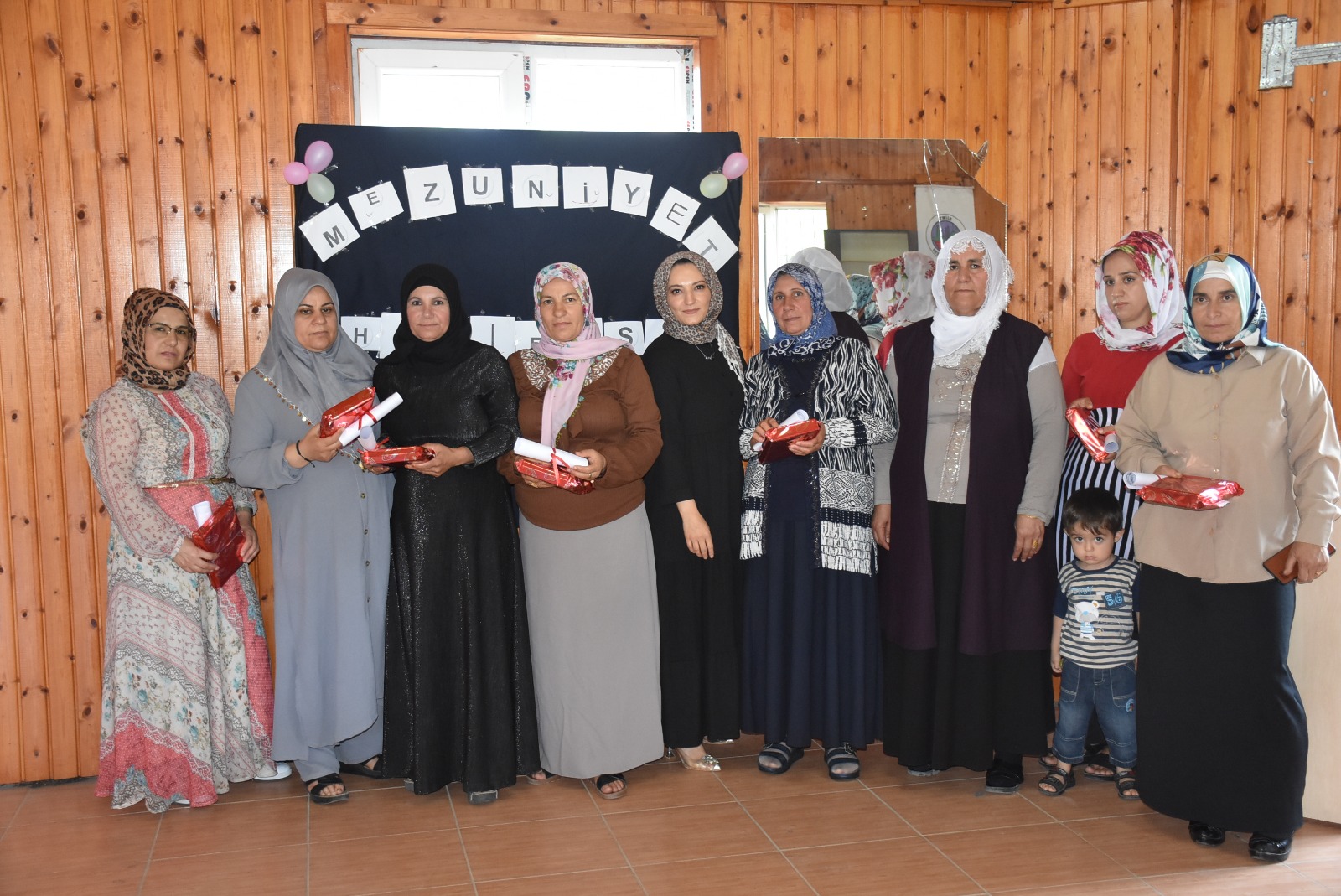 Si̇i̇rt’te Okuma-Yazma Öğrenen Kadinlar Serti̇fi̇ka Almanin Mutluluğunu Yaşadi | Siirt Olay Haber