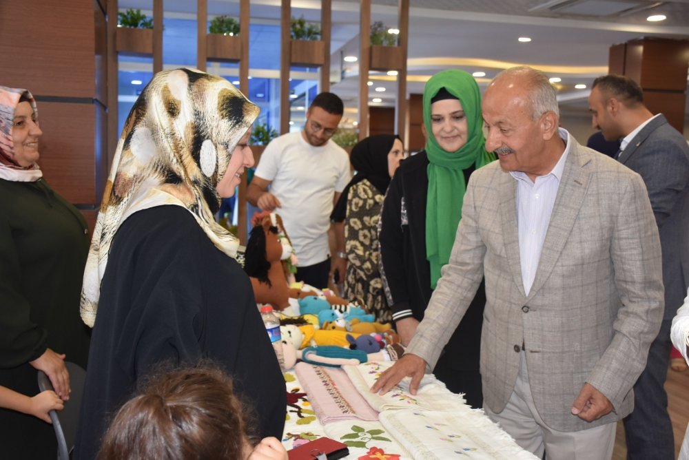 Si̇i̇rt Beledi̇yesi̇’ni̇n Açmiş Olduğu Kurslarda Eği̇ti̇m Gören 2 Bi̇n 224 Kadin Serti̇fi̇ka Almanin Sevi̇nci̇ni̇ Yaşadi | Siirt Olay Haber