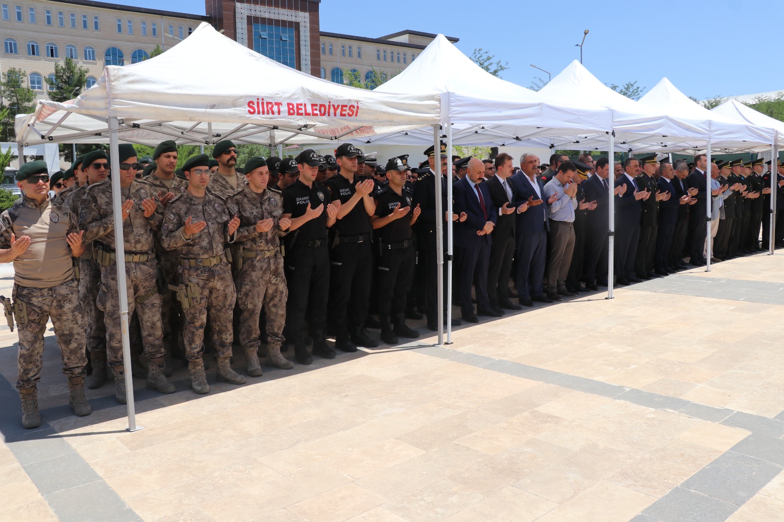 Si̇i̇rt’te 15 Temmuz Demokrasi̇ Ve Mi̇lli̇ Bi̇rli̇k Günü Şehi̇tli̇k Zi̇yareti̇ İle Başladi | Siirt Olay Haber