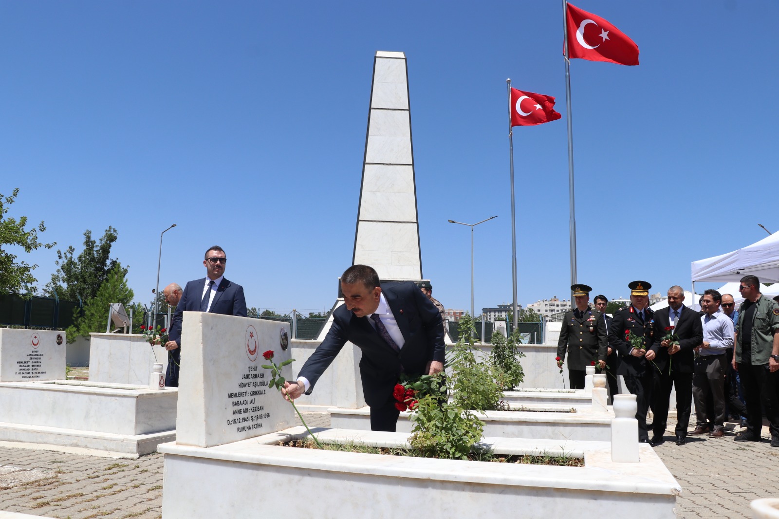 Si̇i̇rt’te 15 Temmuz Demokrasi̇ Ve Mi̇lli̇ Bi̇rli̇k Günü Şehi̇tli̇k Zi̇yareti̇ İle Başladi | Siirt Olay Haber