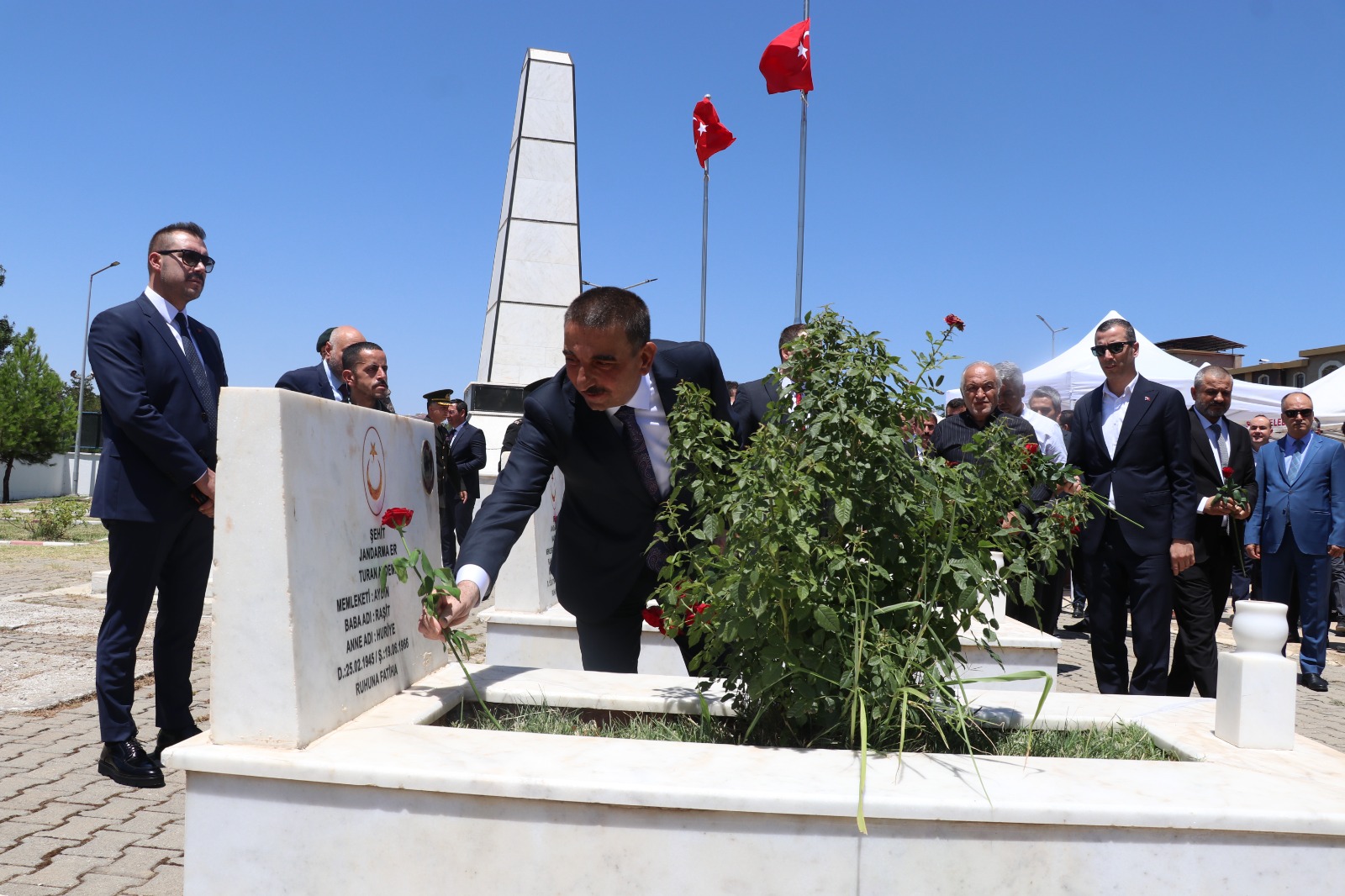 Si̇i̇rt’te 15 Temmuz Demokrasi̇ Ve Mi̇lli̇ Bi̇rli̇k Günü Şehi̇tli̇k Zi̇yareti̇ İle Başladi | Siirt Olay Haber