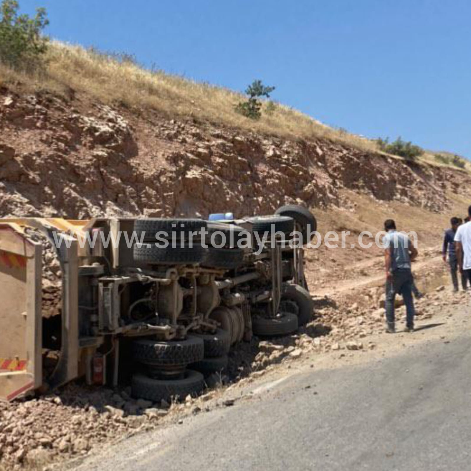 Siirt'Te Sürücüsünün Kontrolünden Çıkan Kamyon Devrildi! 1 Yaralı | Siirt Olay Haber