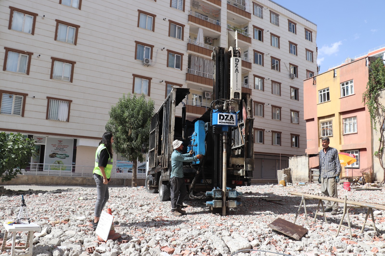 Si̇i̇rt ‘Te İnşaatlarin Jeoloji̇k-Jeotekni̇k Zemi̇n Etütleri̇ni̇ Denetledi̇ | Siirt Olay Haber