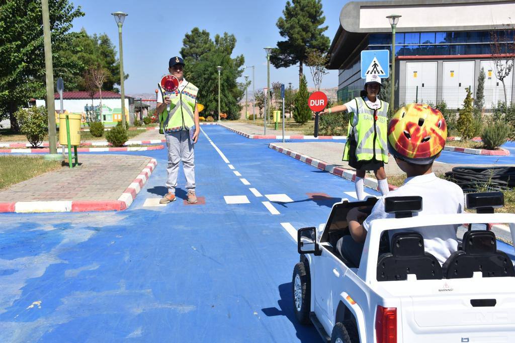 Vali̇ Kizilkaya, Trafi̇k Eği̇ti̇m Parkinda Öğrenci̇lerle Bi̇r Araya Geldi̇