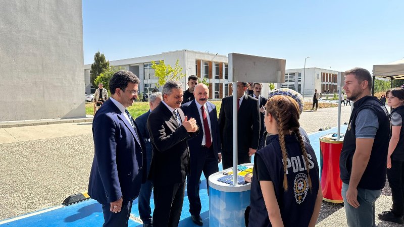 Emniyet Müdürlüğü, Siirt Üniversitesi Öğrencilerine Yönelik Bilgilendirme Standı Açtı