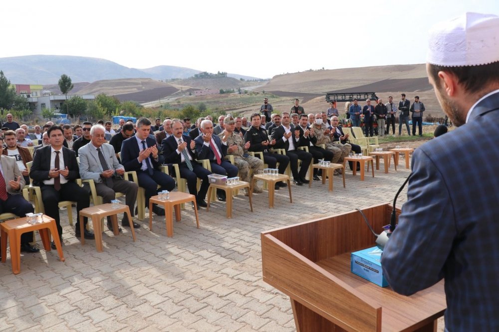 Vali Kızılkaya, Kurtalan’da Çiftçilere Mercimek Tohumu Dağıttı | Siirt Olay Haber