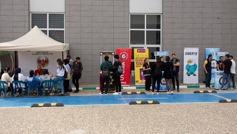 Emniyet Müdürlüğü, Siirt Üniversitesi Öğrencilerine Yönelik Bilgilendirme Standı Açtı | Siirt Olay Haber