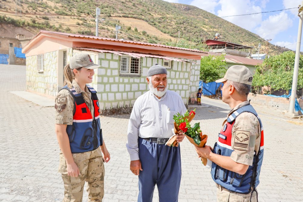 Siirt’te Jandarma Yaşlılar Ve Çocukları Sevindirdi | Siirt Olay Haber