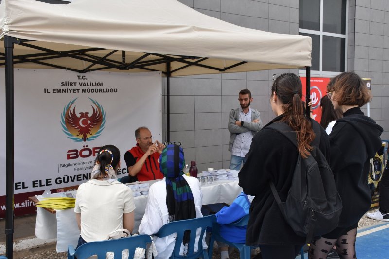 Emniyet Müdürlüğü, Siirt Üniversitesi Öğrencilerine Yönelik Bilgilendirme Standı Açtı | Siirt Olay Haber