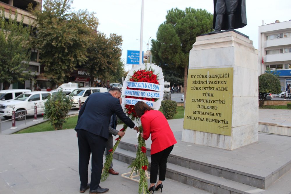 Siirt’te Türk Eğitim-Sen Tarafından Atatürk Anıtına Çelenk Bırakıldı | Siirt Olay Haber