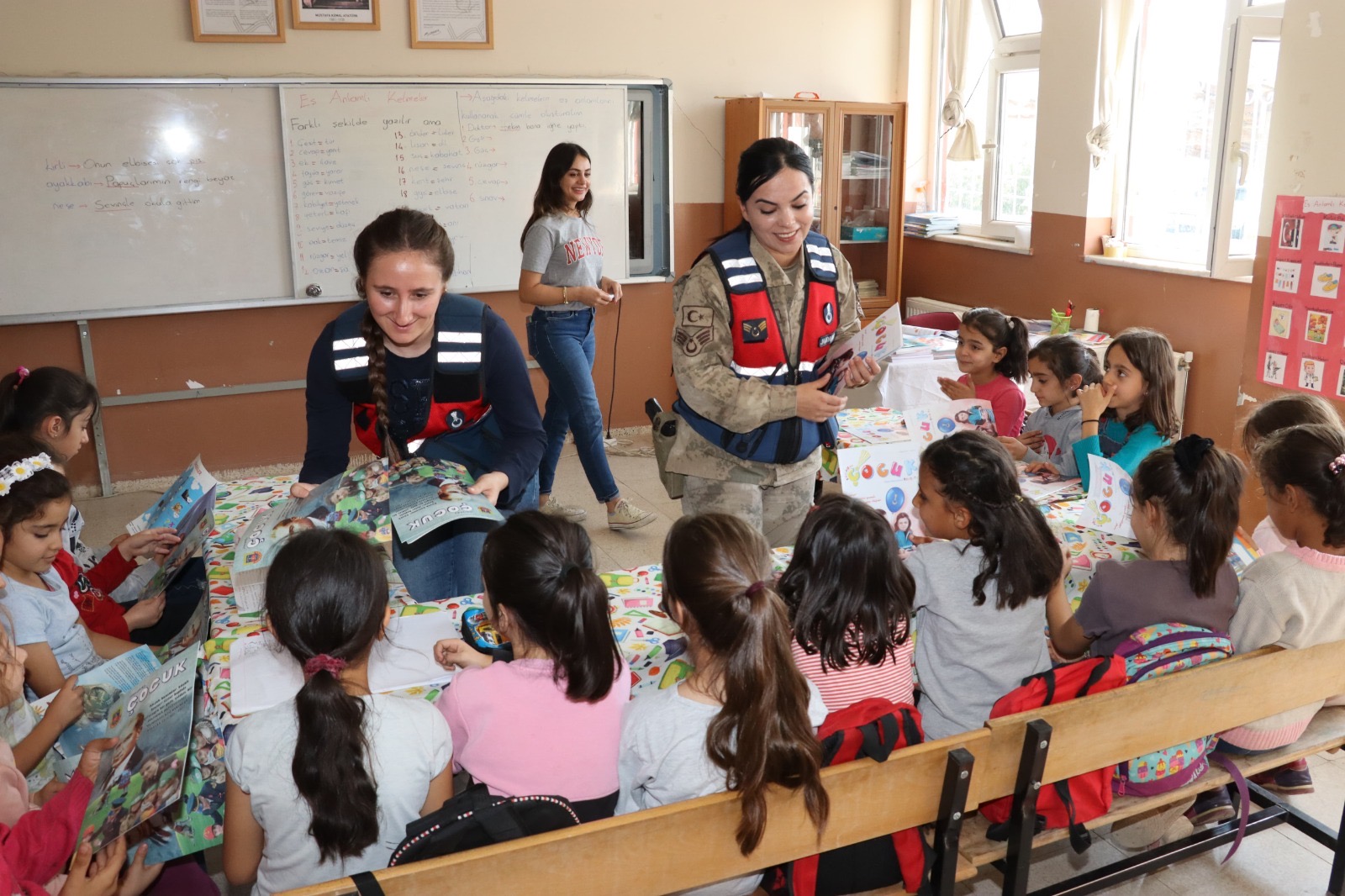 Si̇i̇rt’te Jandarmadan Anlamli Dünya Kiz Çocuklari Günü’nü Kutlamasi | Siirt Olay Haber