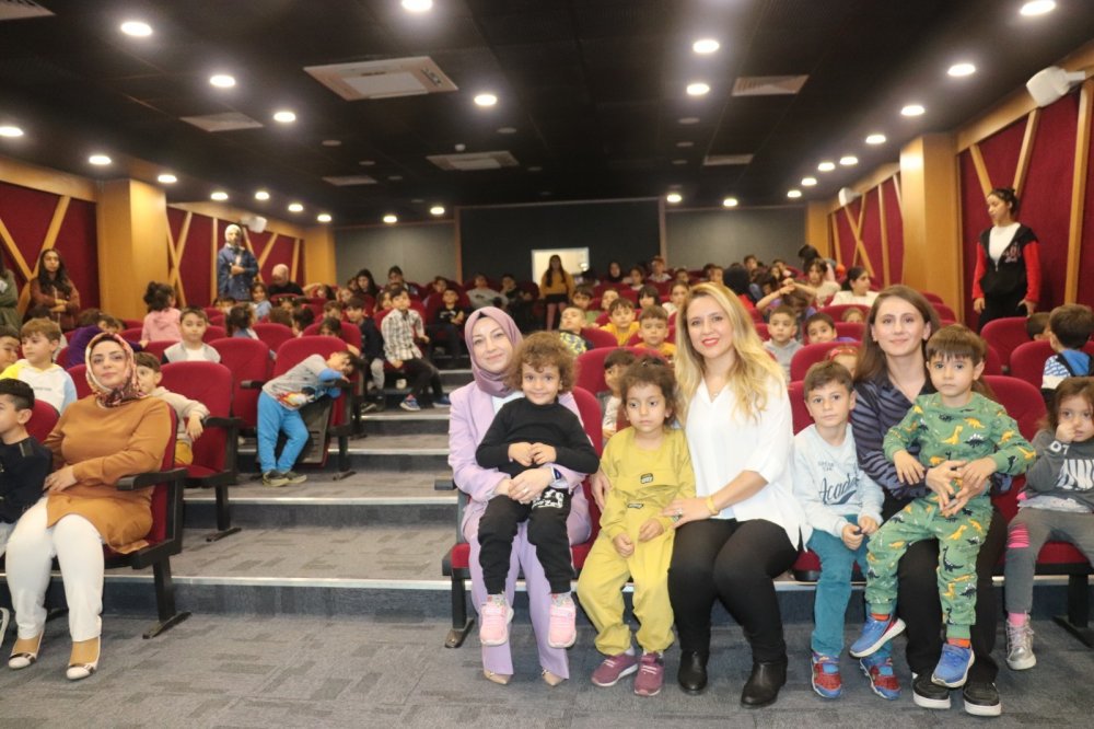 Vali Eşi Nurten Kızılkaya, Kadın Yaşam Merkezinde Bayan Kursiyerlerle Bir Araya Geldi | Siirt Olay Haber