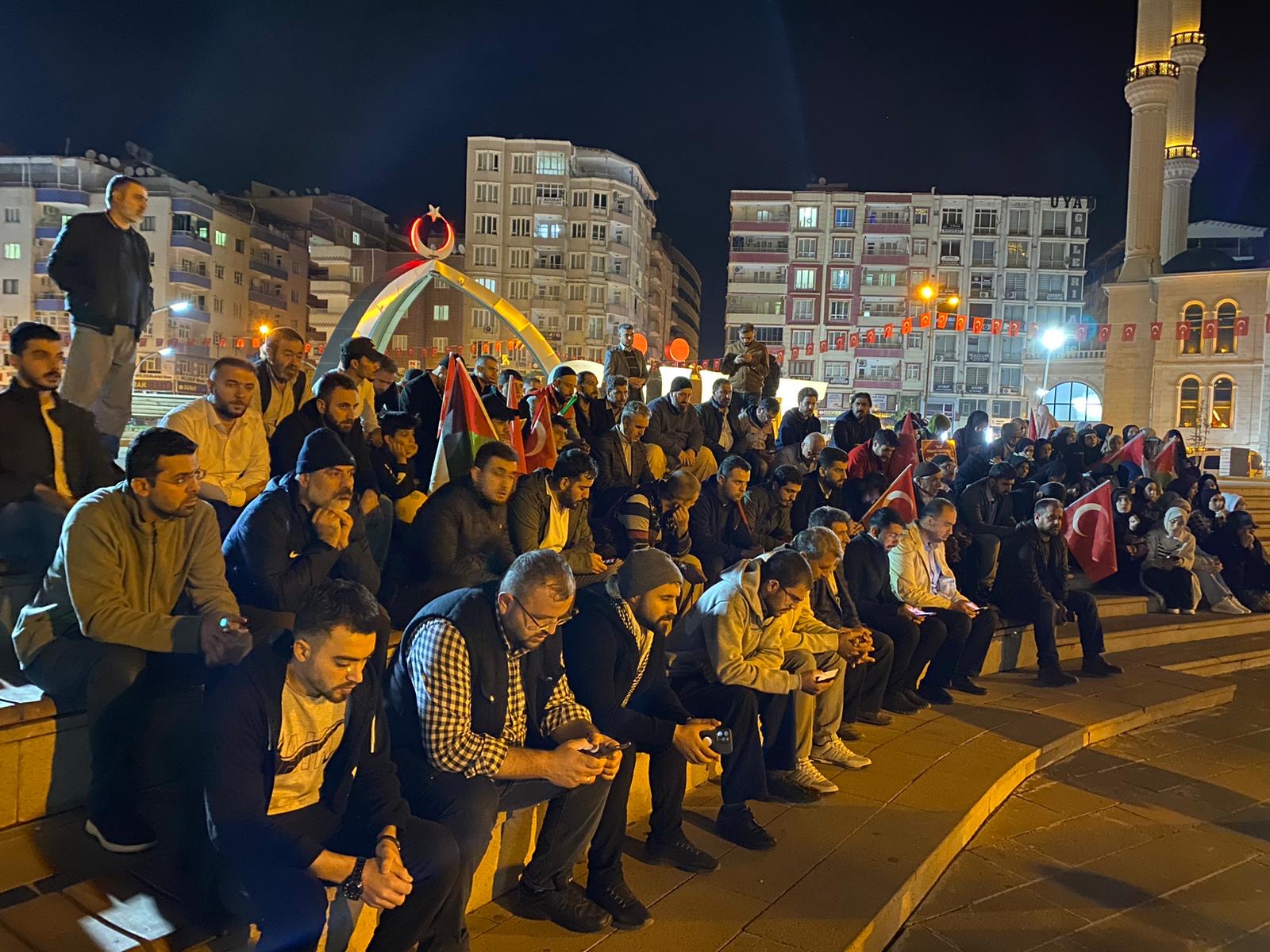 Siirtliler Gece Vakti Filistin İçin Meydana İndi | Siirt Olay Haber