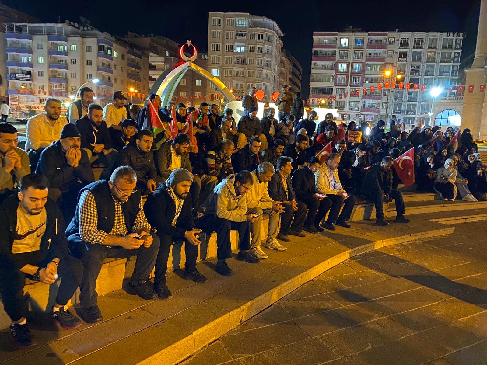 Siirtliler Gece Vakti Filistin İçin Meydana İndi | Siirt Olay Haber