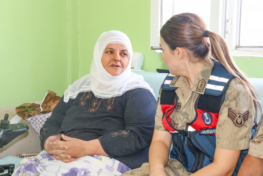 Siirt’te Jandarma Yaşlılar Ve Çocukları Sevindirdi | Siirt Olay Haber