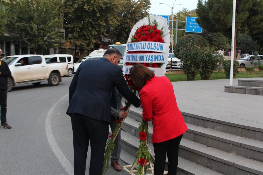 Siirt’te Türk Eğitim-Sen Tarafından Atatürk Anıtına Çelenk Bırakıldı | Siirt Olay Haber