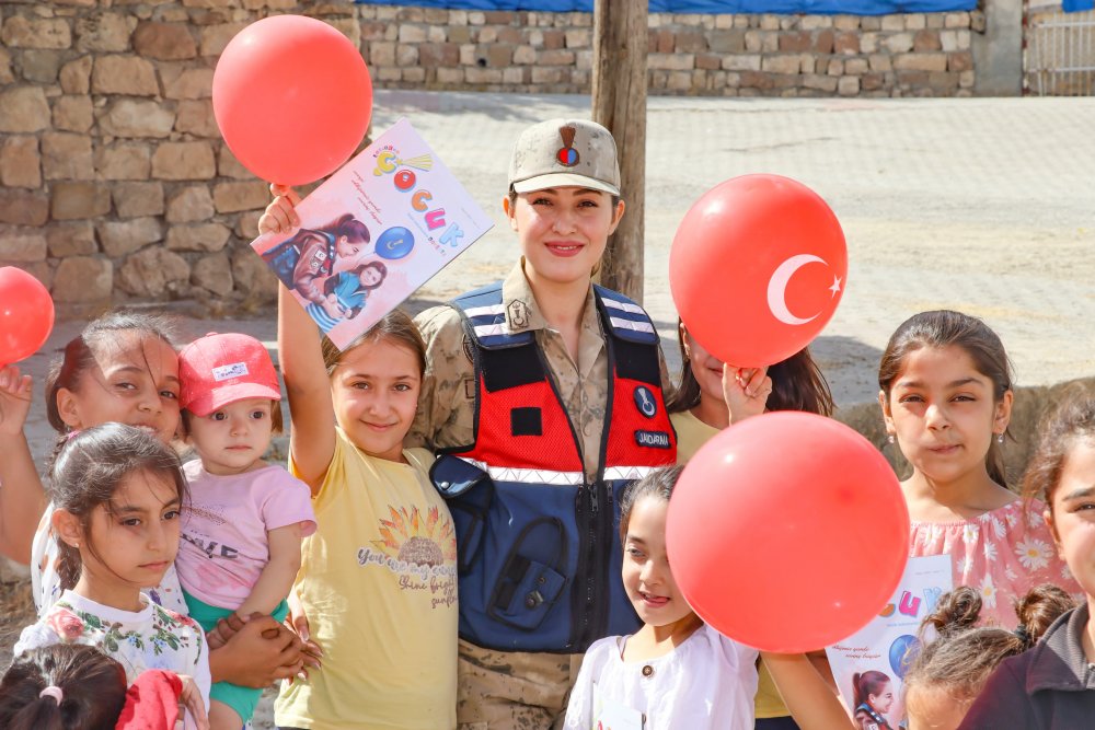 Siirt’te Jandarma Yaşlılar Ve Çocukları Sevindirdi | Siirt Olay Haber