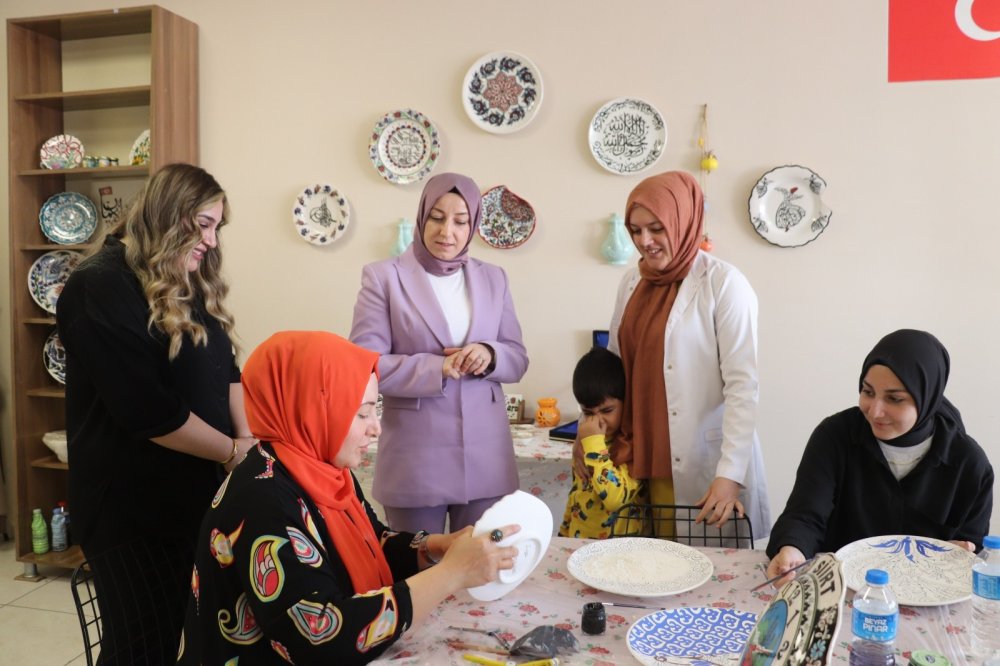 Vali Eşi Nurten Kızılkaya, Kadın Yaşam Merkezinde Bayan Kursiyerlerle Bir Araya Geldi | Siirt Olay Haber