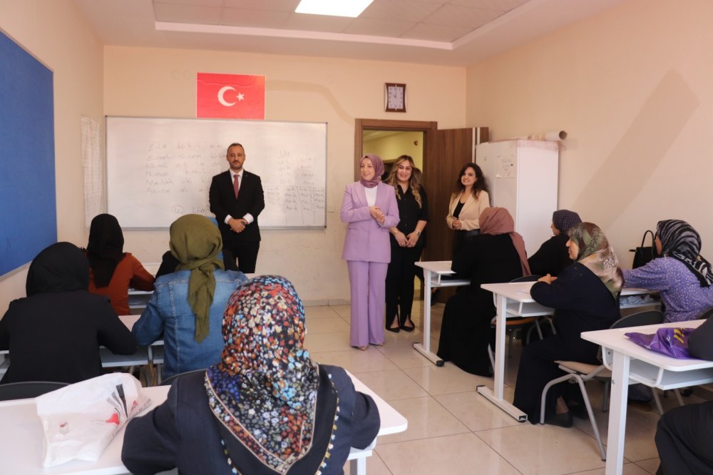 Vali Eşi Nurten Kızılkaya, Kadın Yaşam Merkezinde Bayan Kursiyerlerle Bir Araya Geldi | Siirt Olay Haber