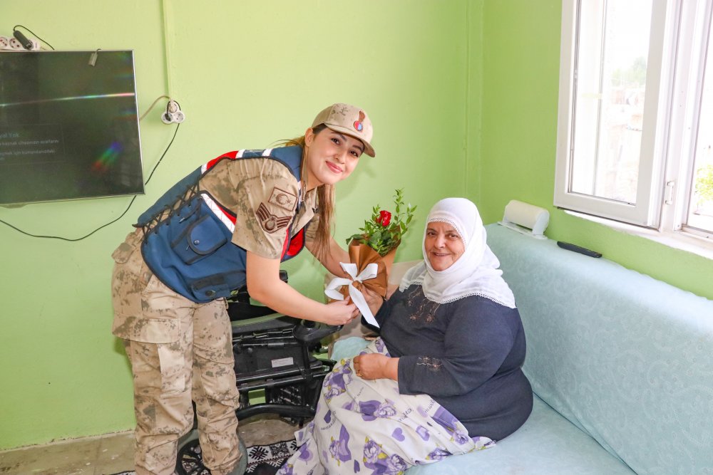 Siirt’te Jandarma Yaşlılar Ve Çocukları Sevindirdi | Siirt Olay Haber