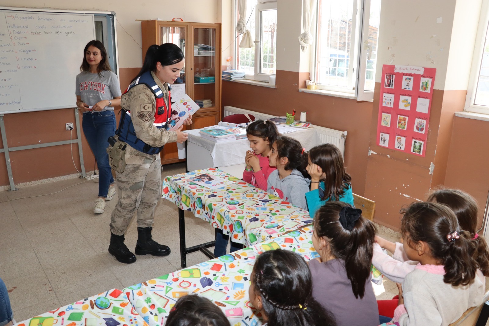 Si̇i̇rt’te Jandarmadan Anlamli Dünya Kiz Çocuklari Günü’nü Kutlamasi | Siirt Olay Haber