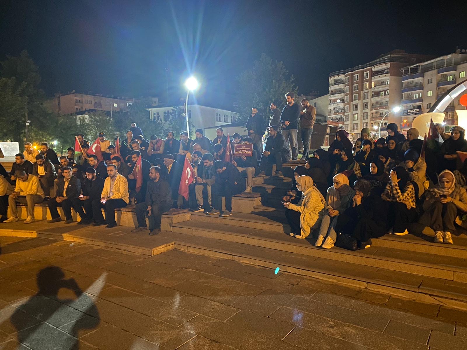 Siirtliler Gece Vakti Filistin İçin Meydana İndi | Siirt Olay Haber