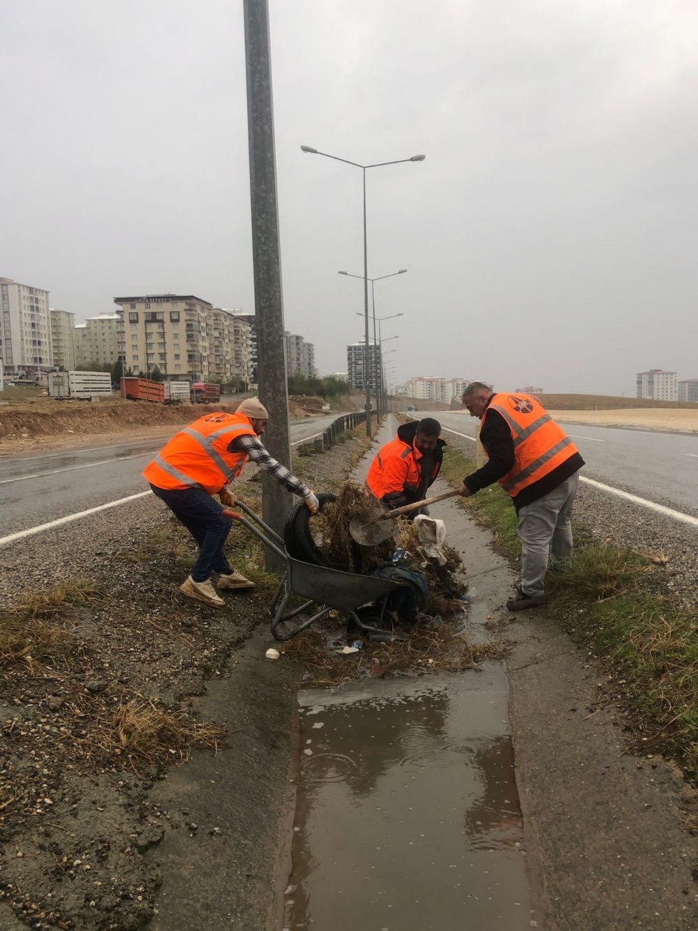 Si̇i̇rt Çevre Karayolunda Temi̇zli̇k Çalişmasi Başlatildi | Siirt Olay Haber