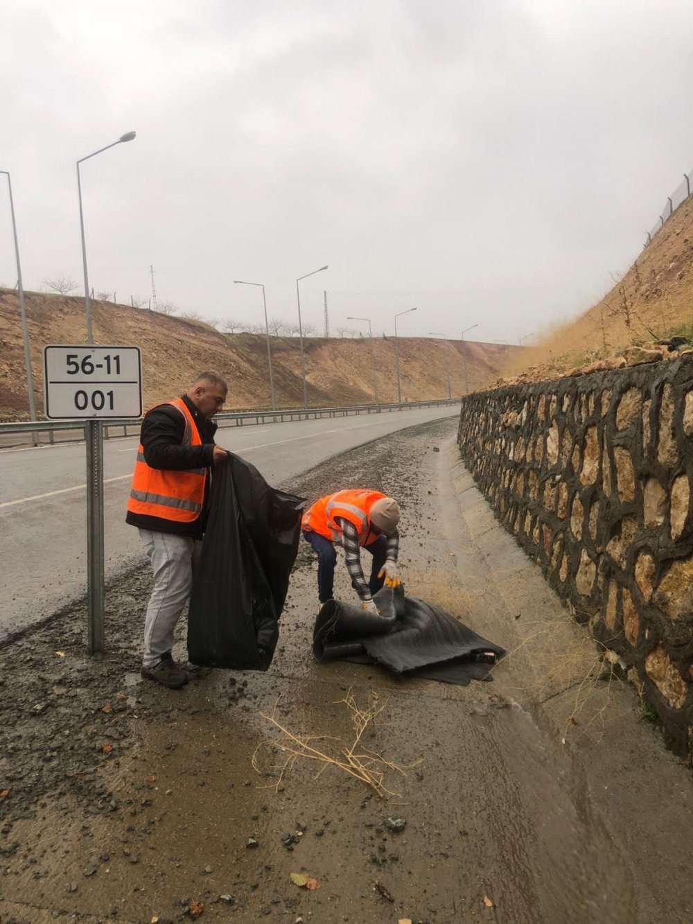 Si̇i̇rt Çevre Karayolunda Temi̇zli̇k Çalişmasi Başlatildi | Siirt Olay Haber