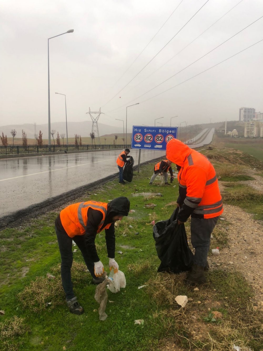 Si̇i̇rt Çevre Karayolunda Temi̇zli̇k Çalişmasi Başlatildi | Siirt Olay Haber