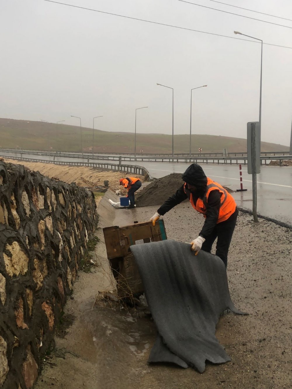 Si̇i̇rt Çevre Karayolunda Temi̇zli̇k Çalişmasi Başlatildi | Siirt Olay Haber