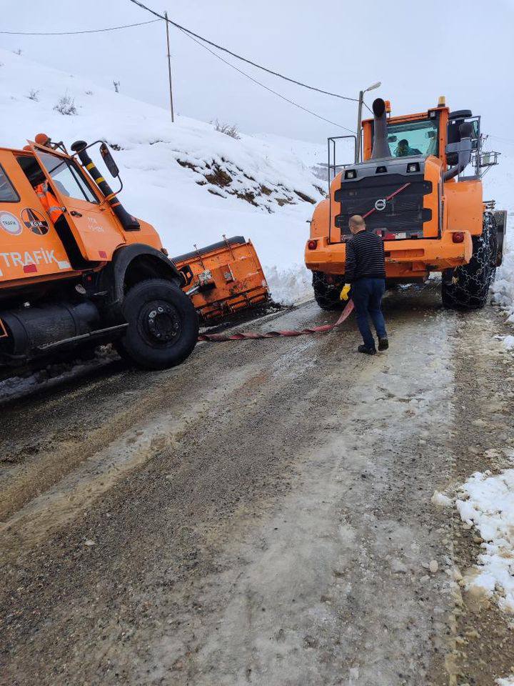 Siirt’te Yolu Açmaya Giden Araç Kaza Yaptı