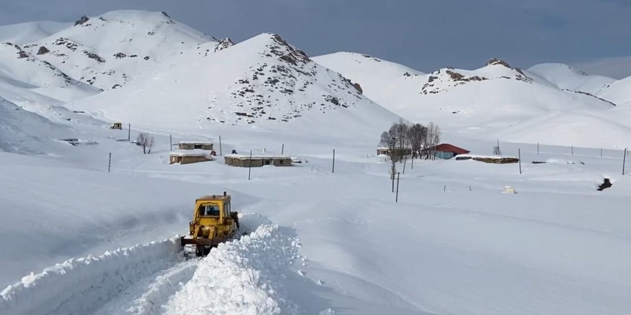 Şırnak’Ta Yaylada Kalan 4 Aile İçin Karlı Yolları Açma Çalışmaları Sürüyor