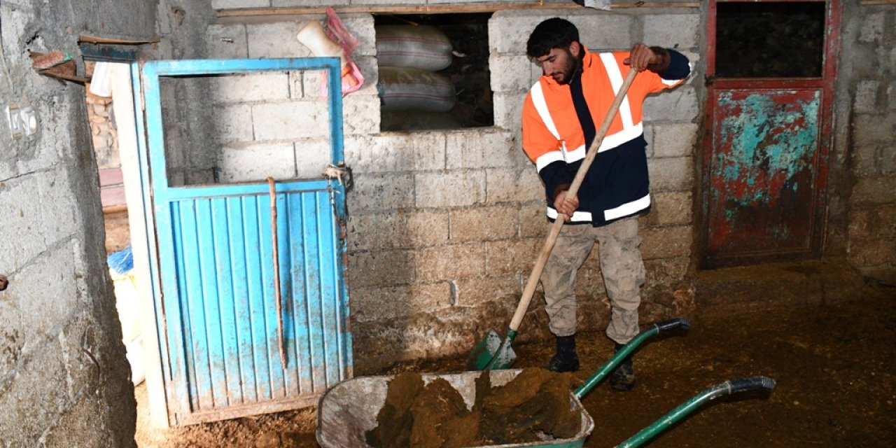 Kar Kalınlığının 2 Metreyi Geçtiği Beytüşşebap’Ta Besicilerin Zorlu Mücadelesi