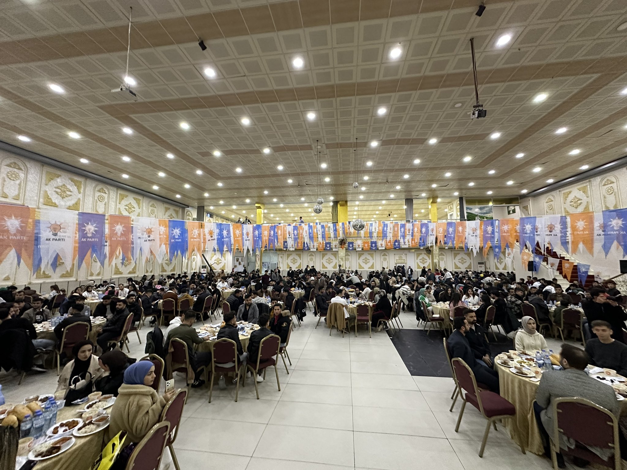 Ak Parti Siirt Belediye Başkan Adayı Ekrem Olğaç, Iftar Programında Gençlerle Bir Araya Geldi.