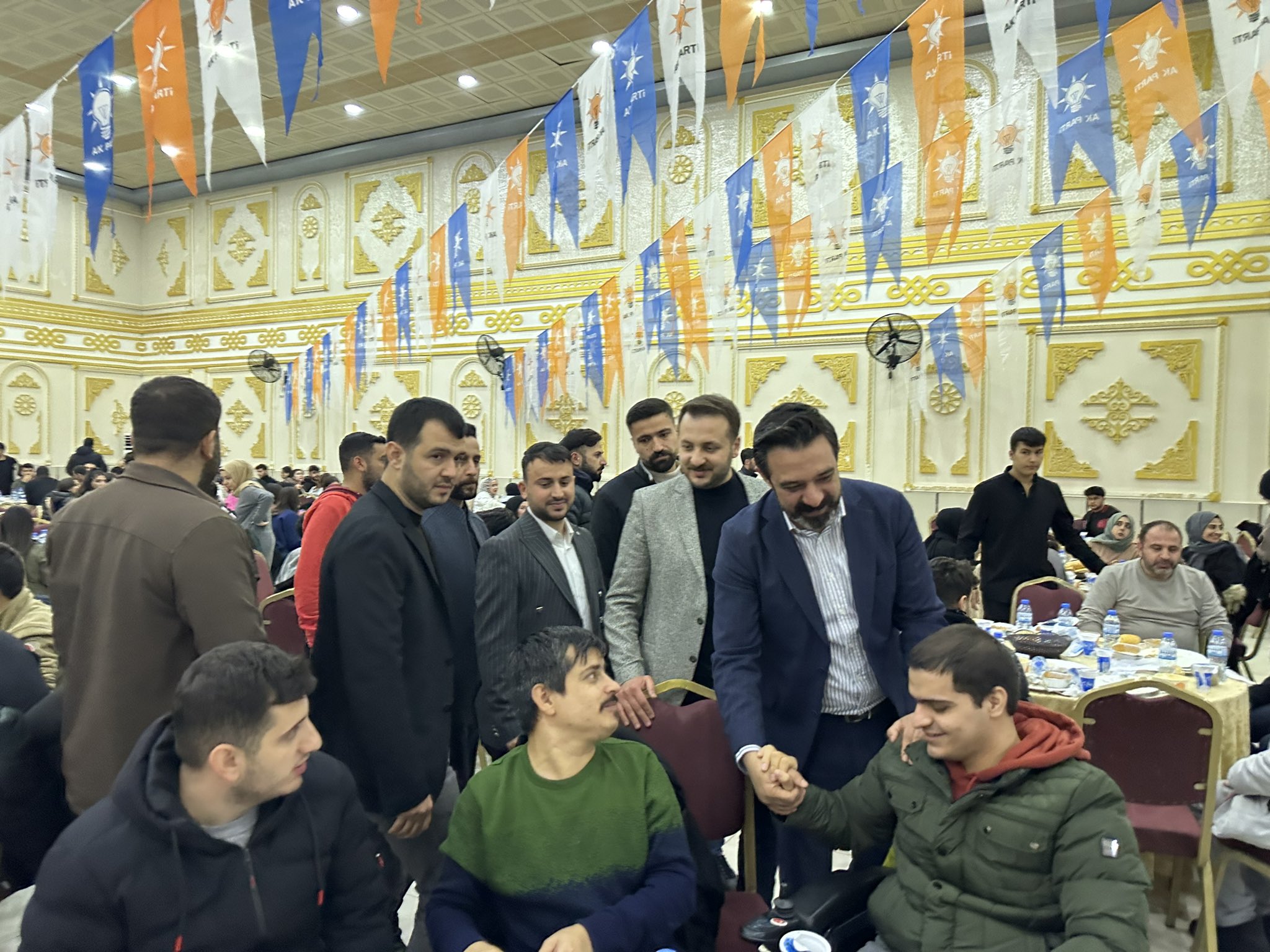 Ak Parti Siirt Belediye Başkan Adayı Ekrem Olğaç, Iftar Programında Gençlerle Bir Araya Geldi.