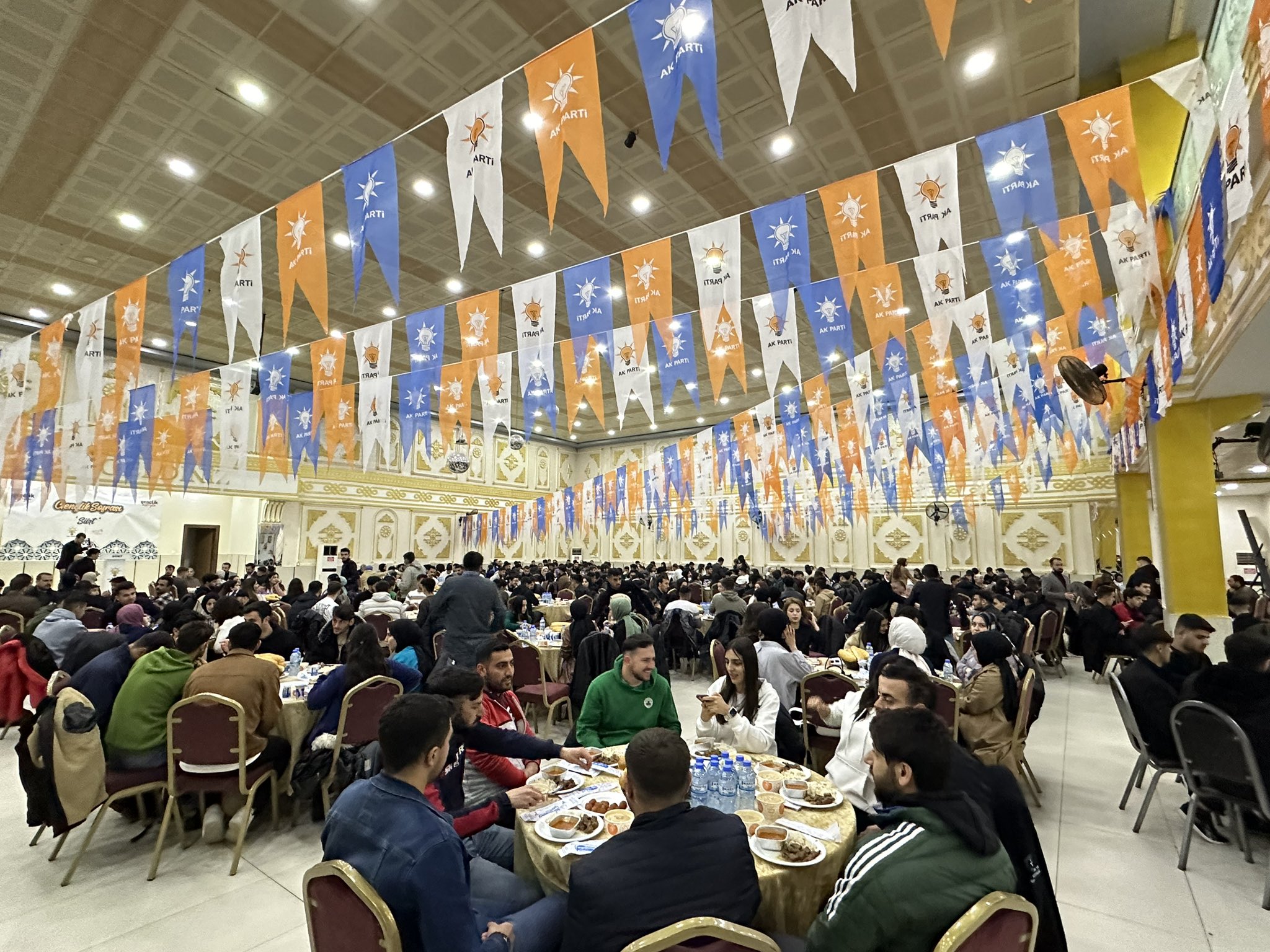 Ak Parti Siirt Belediye Başkan Adayı Ekrem Olğaç, Iftar Programında Gençlerle Bir Araya Geldi.