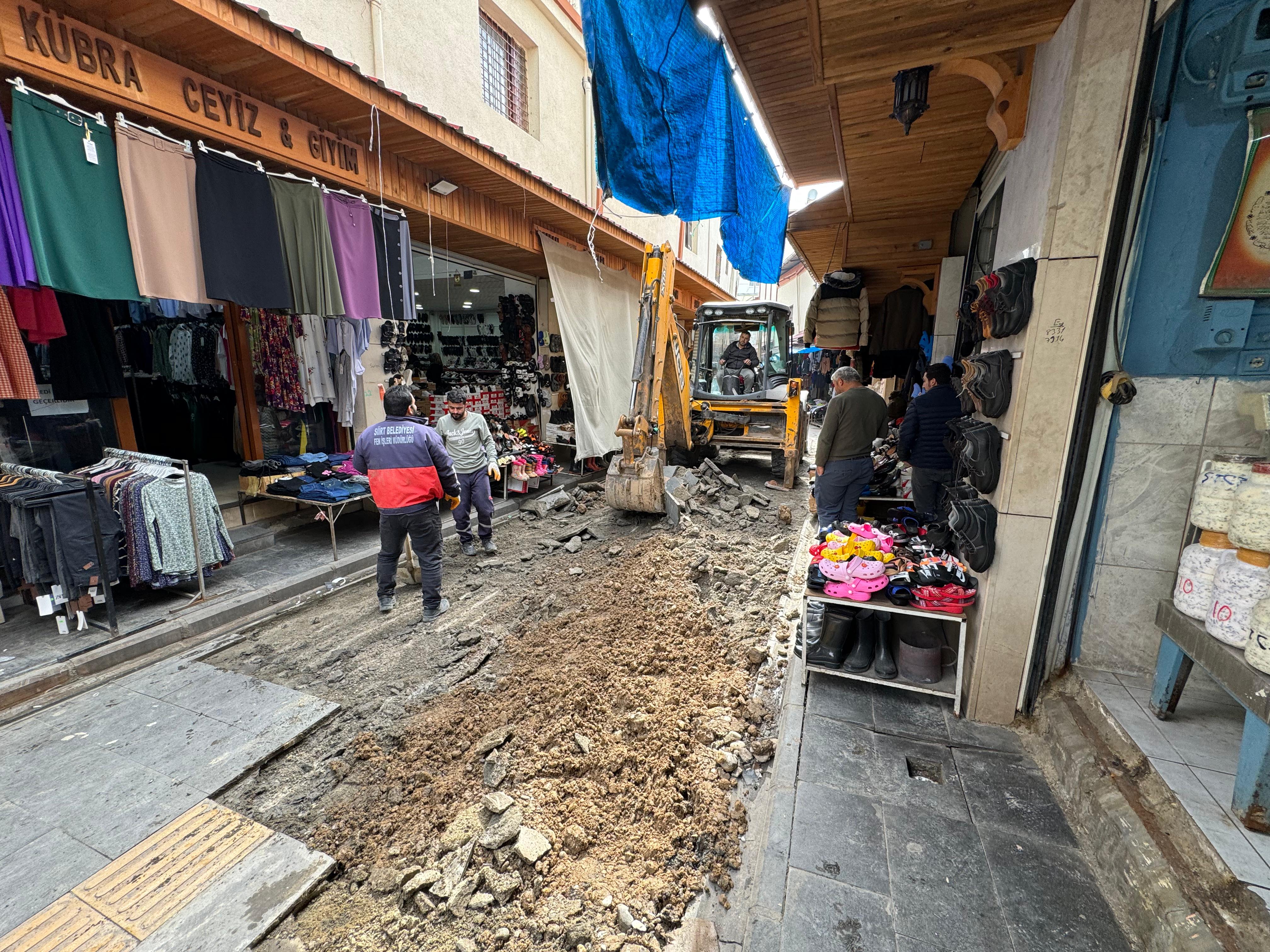 Siirt’te Yaklaşık Bir Hafta Boyunca Etkili Olan Yağışlar Sonrası Tıkanan Giderler Temizleniyor.