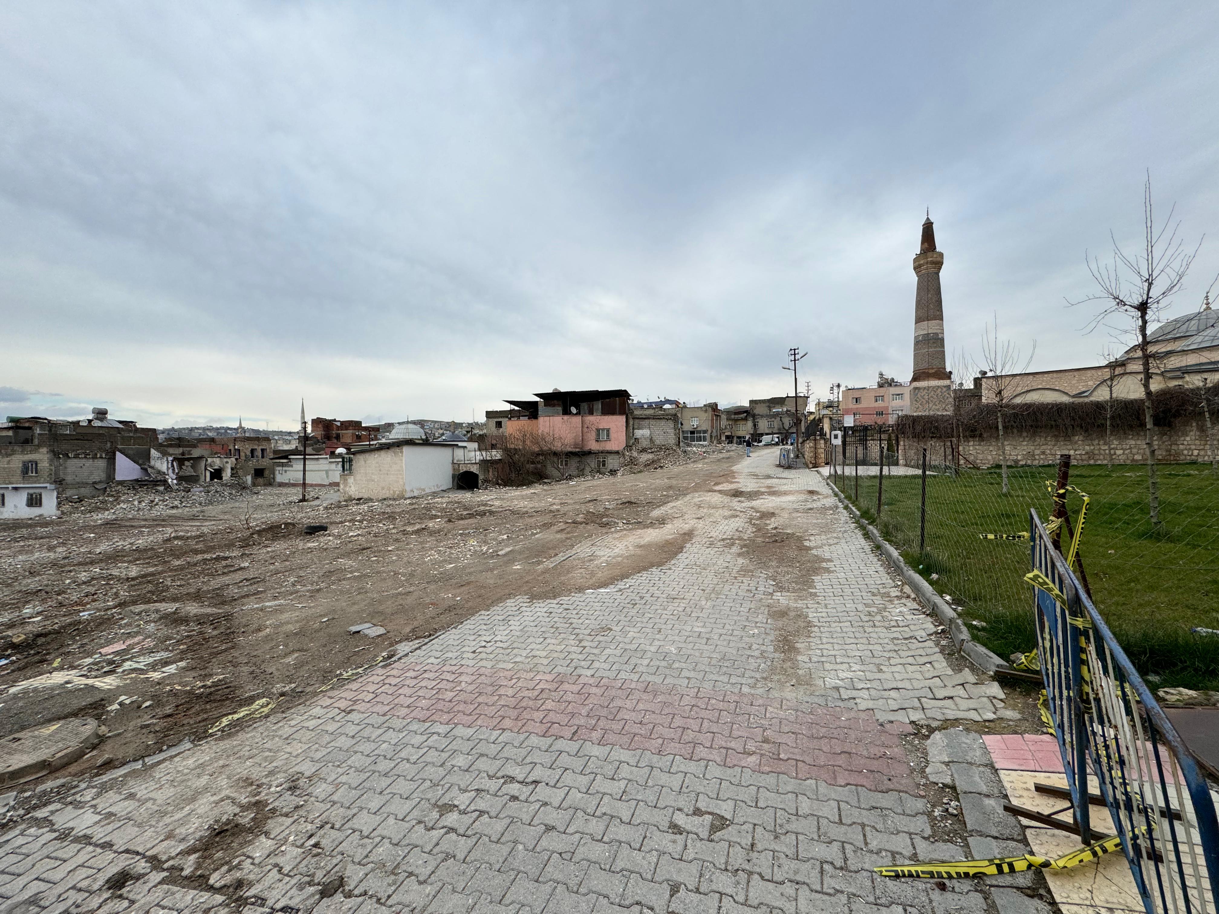 Siirt’te Kentsel Dönüşümün Ilk Ayağı Cumhuriyet Caddesi’nde Gerçekleştiriliyor. Yıkım Çalışmaları Tamamlanmasına Rağmen Yol Açılmadı. Esnaf Mağdur Oldu.