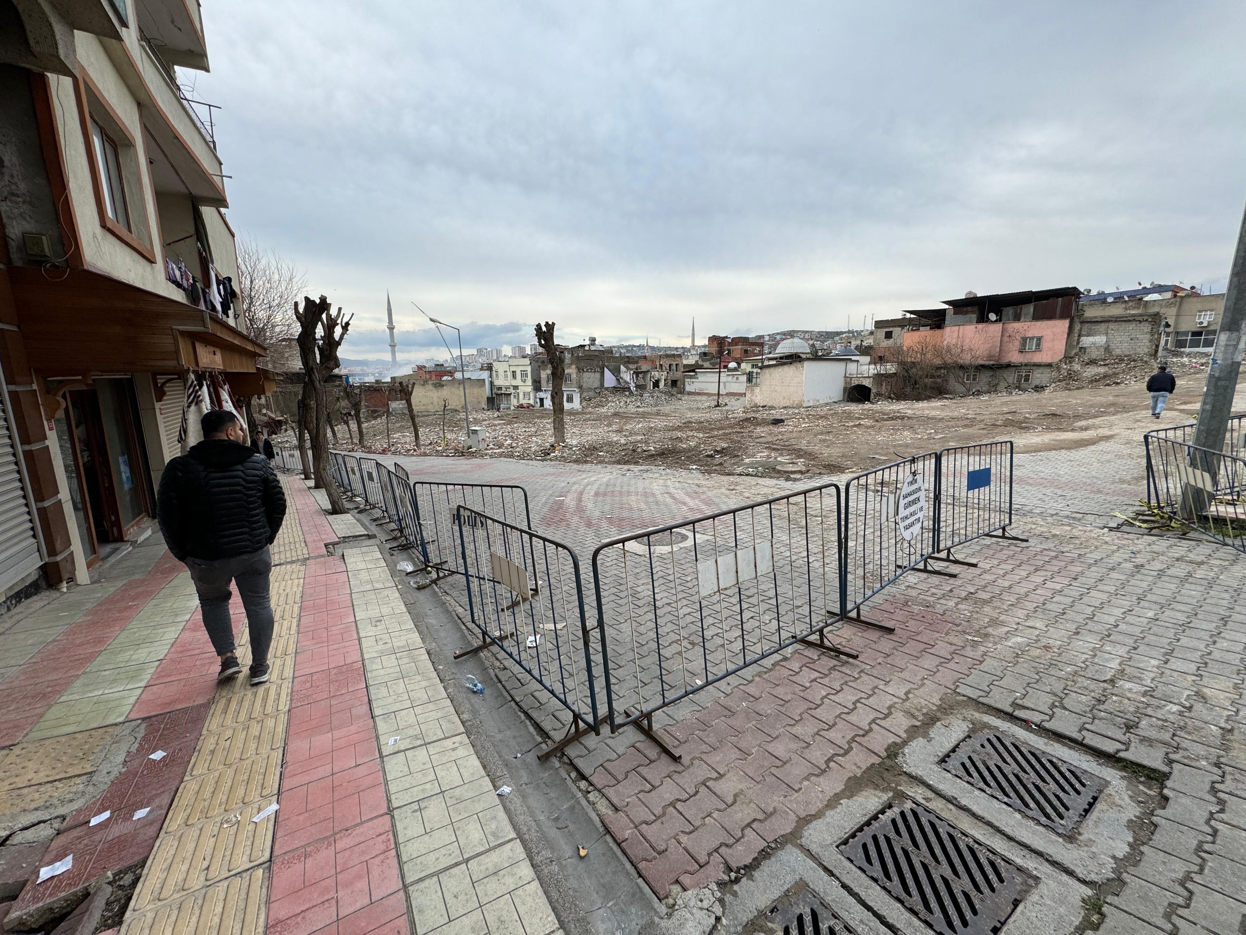 Siirt’te Kentsel Dönüşümün Ilk Ayağı Cumhuriyet Caddesi’nde Gerçekleştiriliyor. Yıkım Çalışmaları Tamamlanmasına Rağmen Yol Açılmadı. Esnaf Mağdur Oldu.