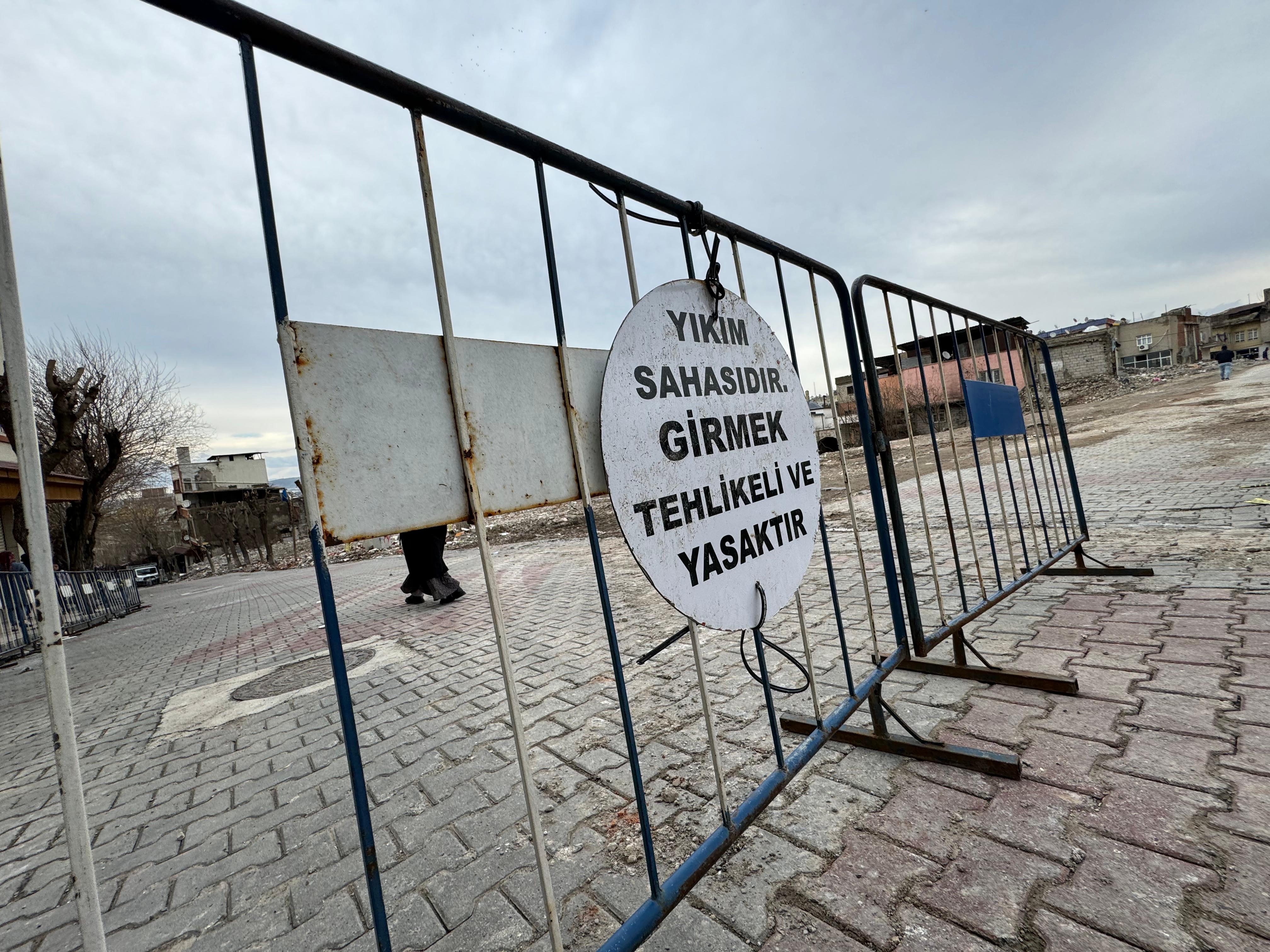 Siirt’te Kentsel Dönüşümün Ilk Ayağı Cumhuriyet Caddesi’nde Gerçekleştiriliyor. Yıkım Çalışmaları Tamamlanmasına Rağmen Yol Açılmadı. Esnaf Mağdur Oldu.