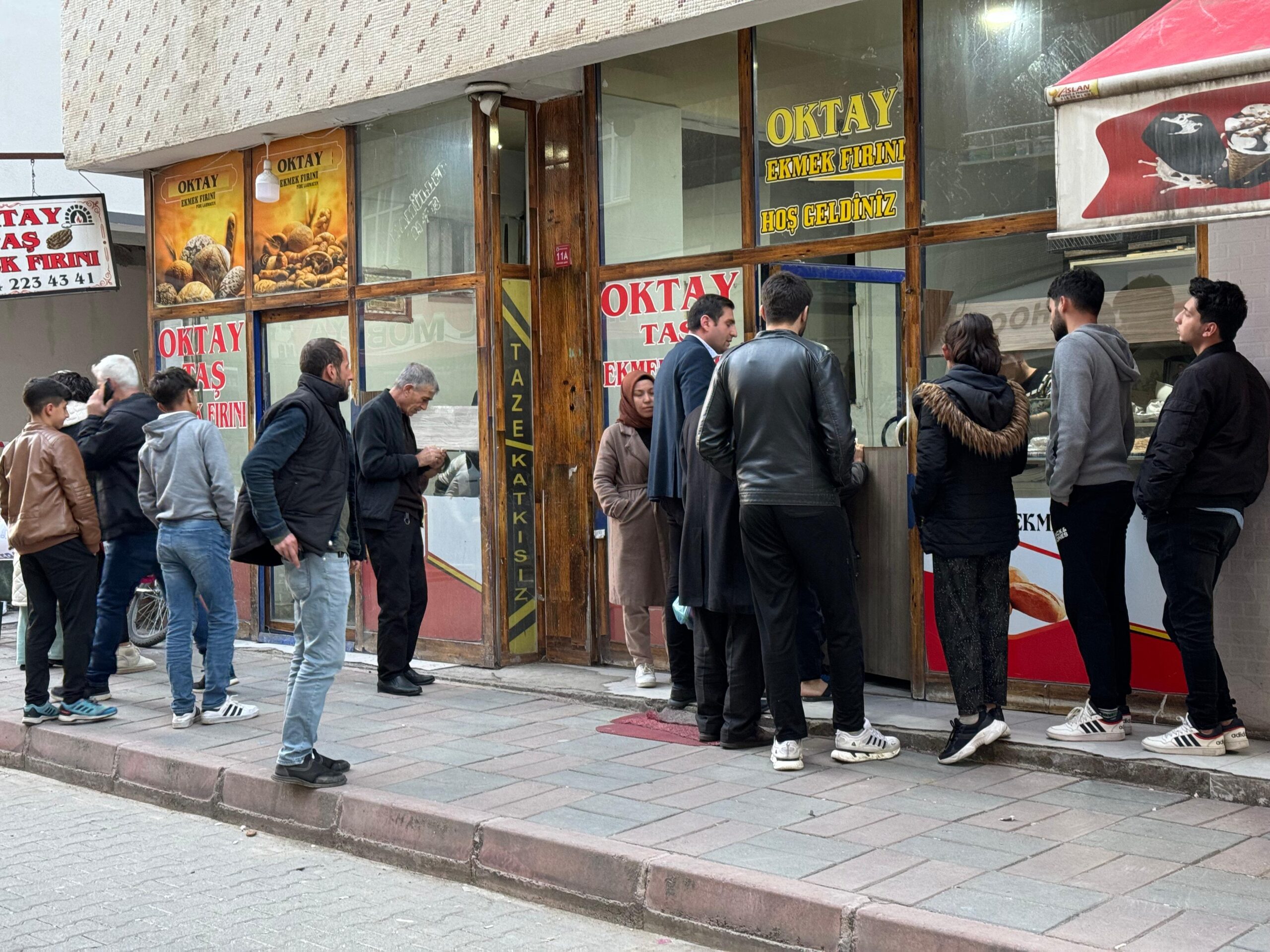 Siirt’te İftara Yakın Saatlerde Fırıncılarda Yoğunluk Yaşanıyor